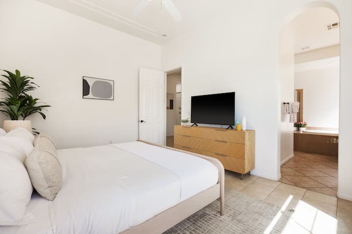 Sledujte svoje obľúbené programy z mäkkej postele – v tomto útočisku sa stretáva zábava a pohodlie.