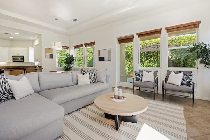 Svetlo zapĺňa každý kút – relaxujte na mäkkom sedadle s výhľadom na bujnú zeleň vonku.