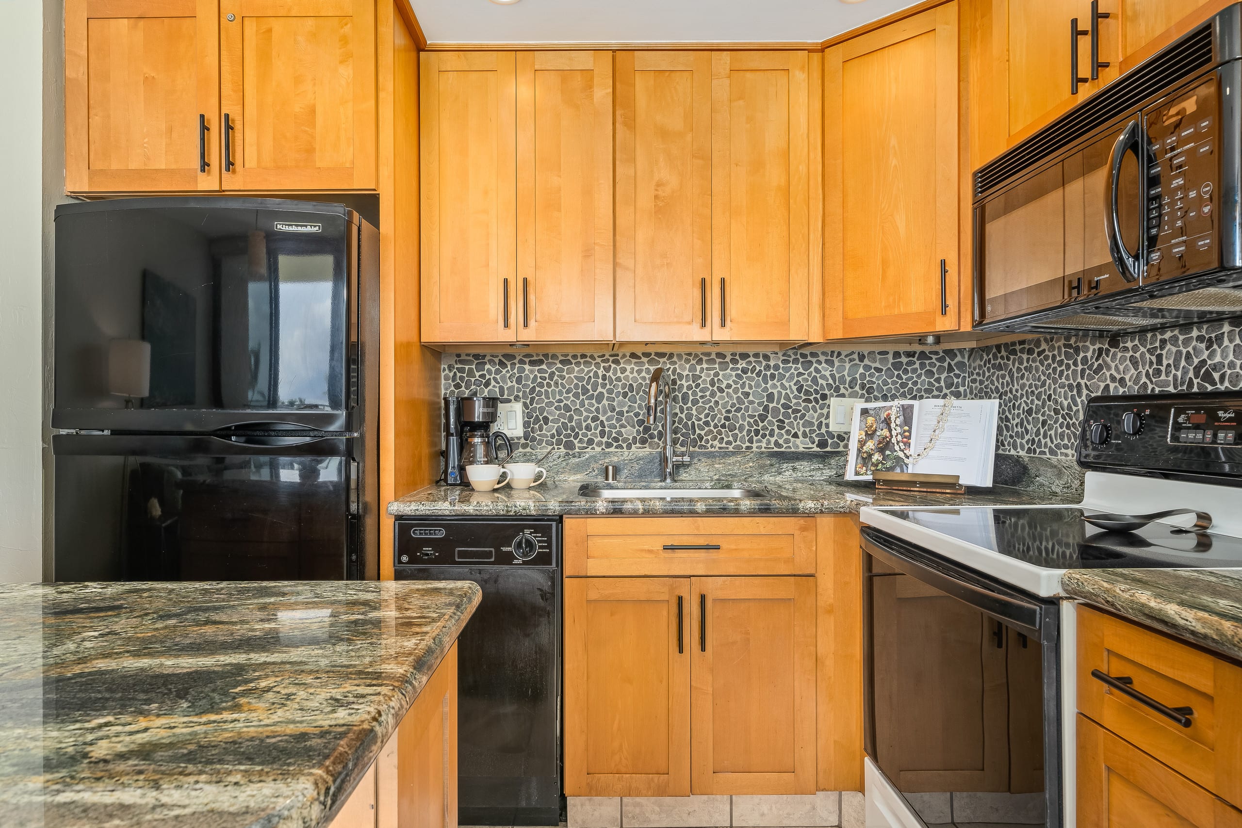 Condo in Kihei · ★4.82 · 1 bedroom · 2 beds · 1 bath - Image 9