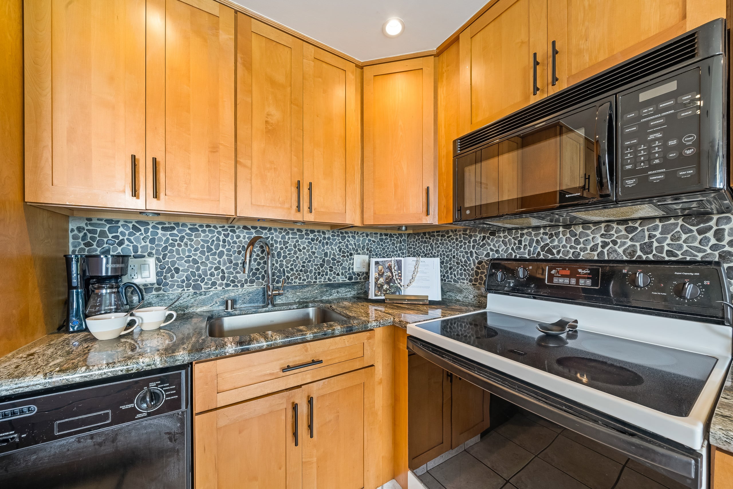 Condo in Kihei · ★4.82 · 1 bedroom · 2 beds · 1 bath - Image 10