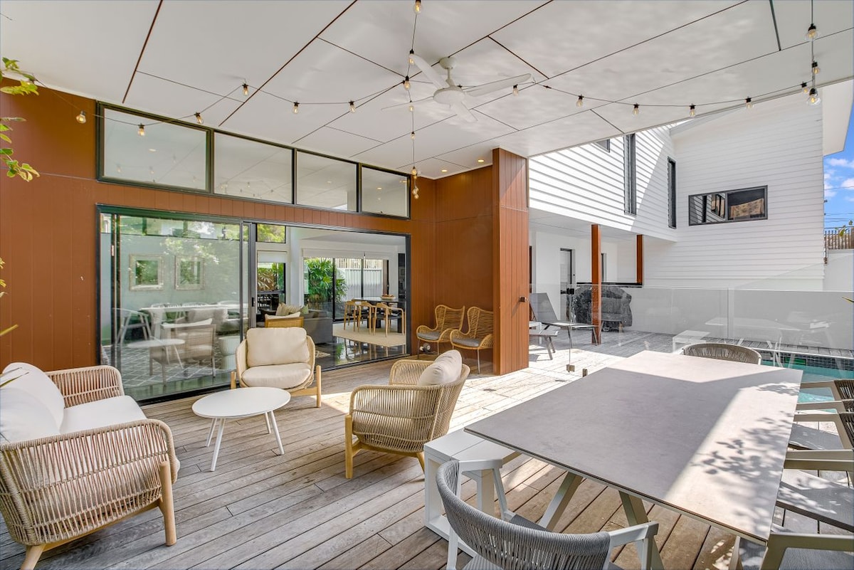 Successful Airbnb property: Kirra Bliss - Luxurious and Modern House in Coolangatta