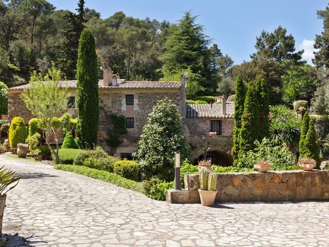 Masia Moli de Can Burjats with pool and fireplace