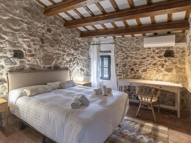 Masia Moli de Can Burjats with pool and fireplace gallery image 4