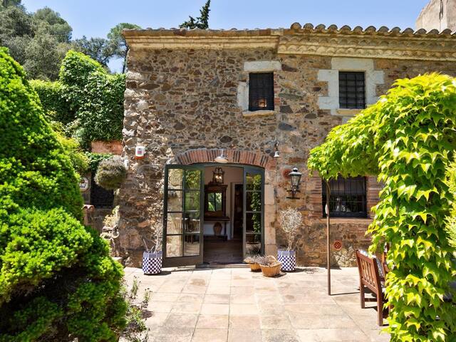 Masia Moli de Can Burjats with pool and fireplace gallery image 2