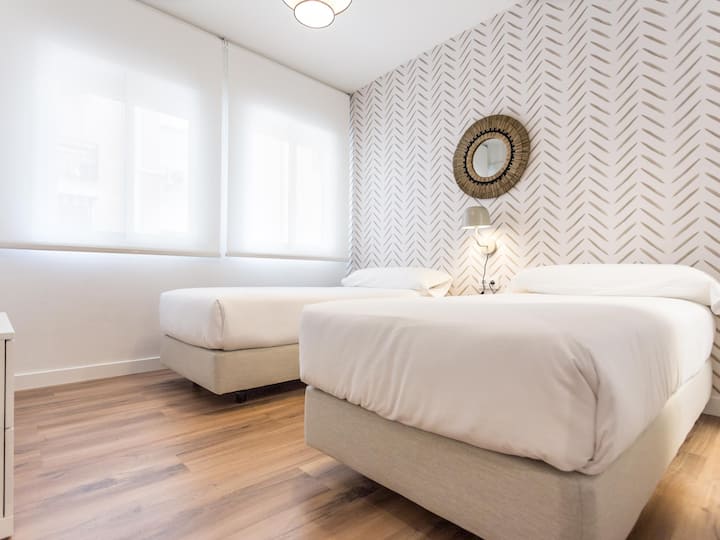 Dormitorio con dos camas individuales.