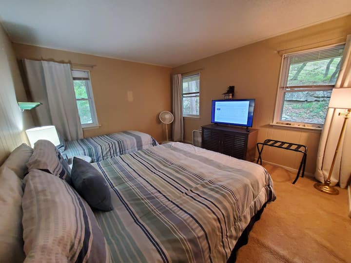 Спалня №2 разполага с двойно легло и двойно легло