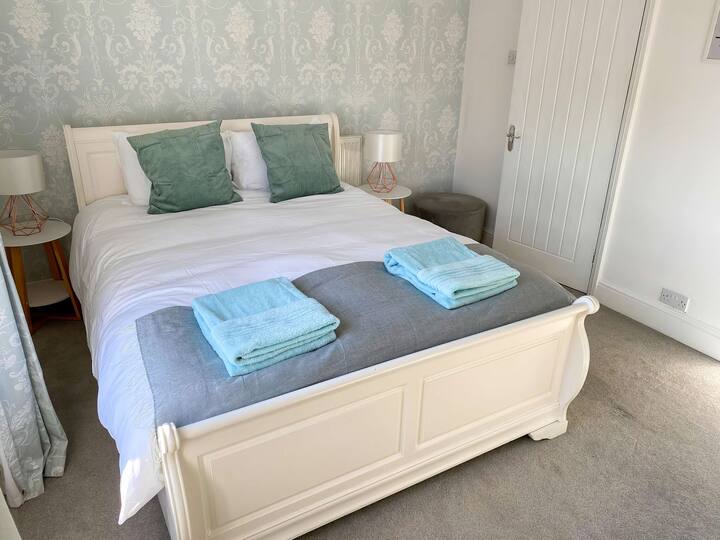 Comedor con una mesa grande con 6 sillas