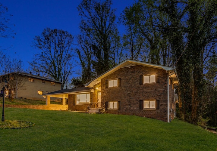 Work-ready Decatur Home, Sleeps 12 - Decatur, GA