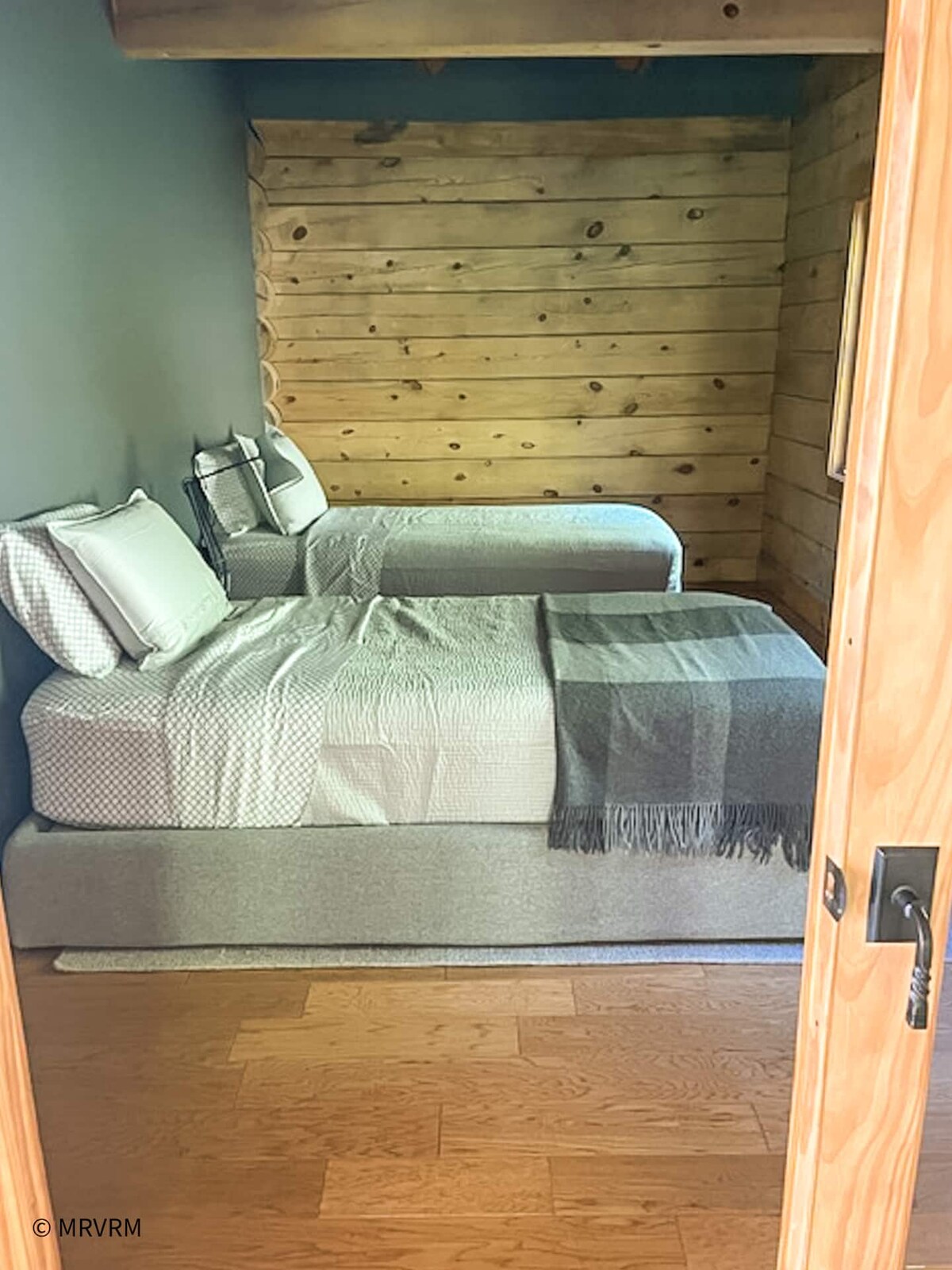 Dhomë gjumi në katin kryesor me dy krevate tek