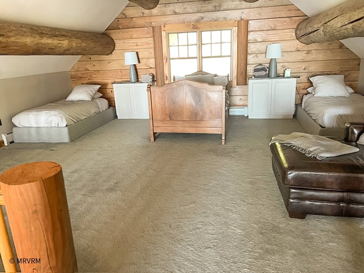 Lofti i hapur në katin e sipërm ka 3 krevate.