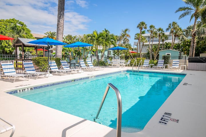 Mi Happy Place Sand Castle 1 · Pet-friendly · Manatee Beach - Anna Maria Island, FL
