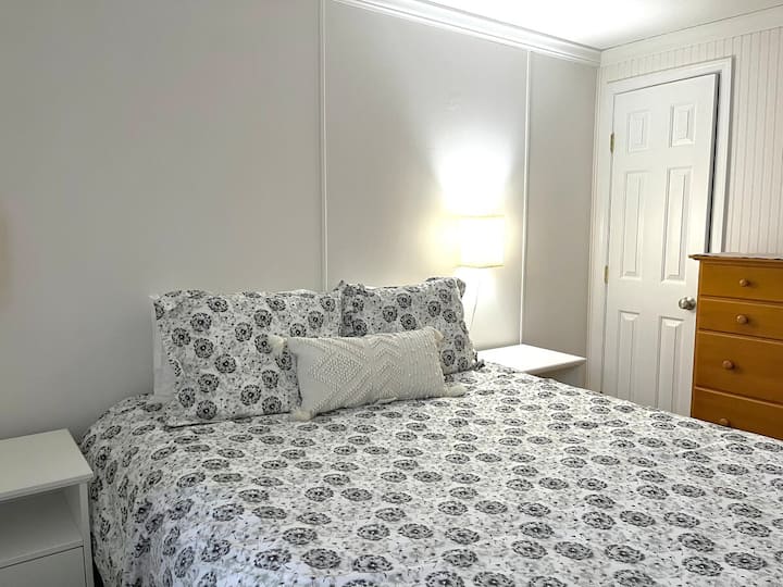 Брачна гостинска соба со голем плакар