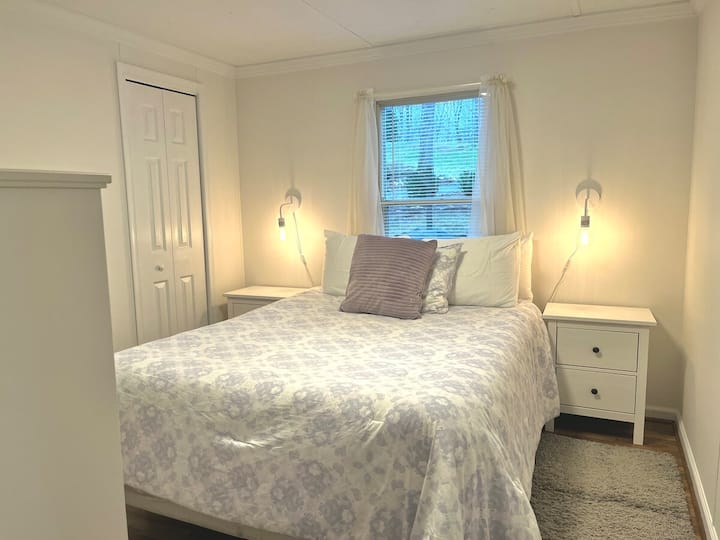 Брачна гостинска соба со голем плакар