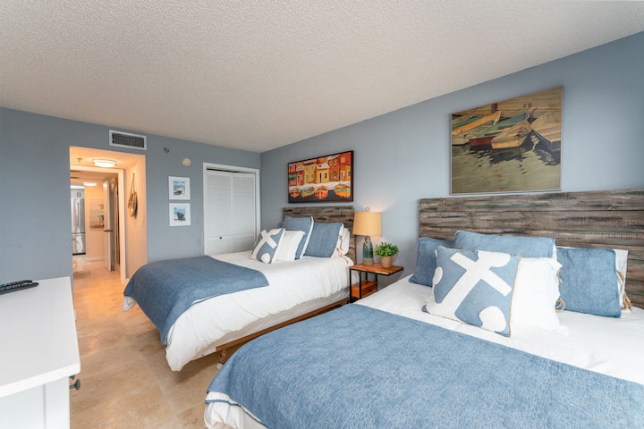 Dve manželské postele Queen v spálni pre hostí