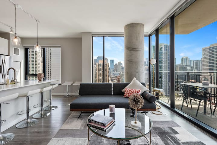 2BR Retreat in Downtown + City Skyline Views