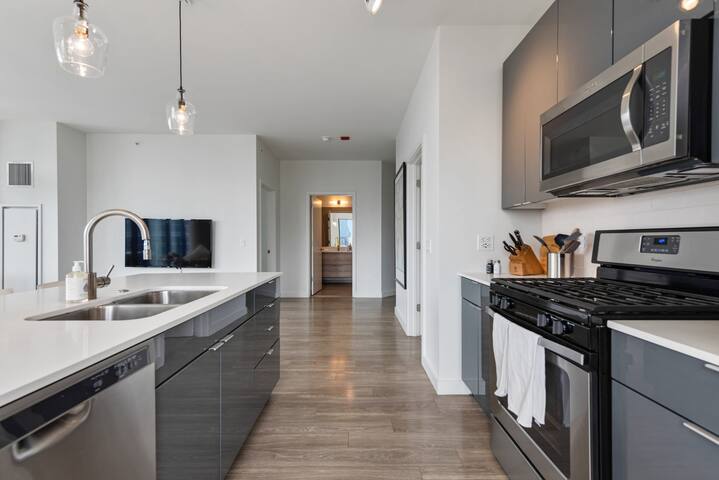 5-Star Gold Coast Experience in a Luxe 2BR Retreat gallery image 2