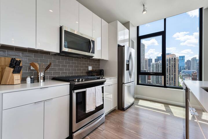 Downtown 2BR Oasis: Skyline Views + Prime Location gallery image 2