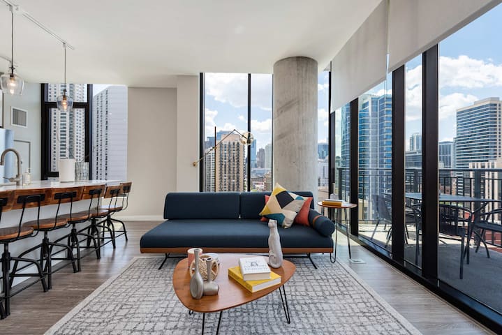 Downtown 2BR Oasis: Skyline Views + Prime Location