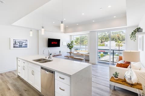 Top Airbnb: Walk to Universal: New Townhouse: Garage Prk'g in Studio City