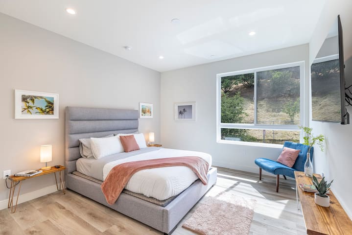 Walk to Universal: New Townhouse: Garage Prk’g