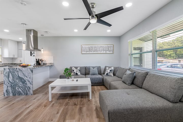 Charming & Renovated Home 20 Minutes From Tampa - リバービュー, FL