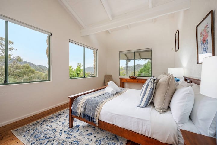 Druga spavaća soba s bujnim zelenilom odmah potiče osjećaj mira i spokoja. Ugodno spavanje u bračnom krevetu.
