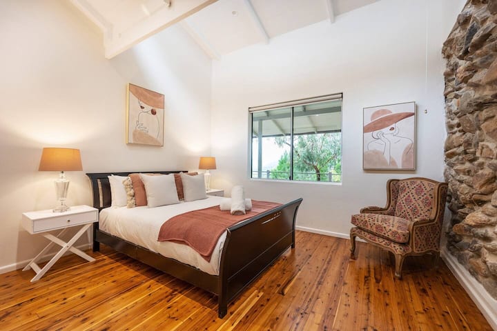 Treća spavaća soba s bračnim krevetom, karakterističnim detaljima i predivnim umjetničkim djelima ugodno je mjesto za odmor.