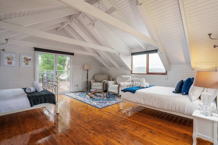 Spavaća soba nalazi se na katu u seoskoj kućici i dolazi s bračnim krevetom, kao i dvostrukim krevetom, stvarajući obiteljsko utočište.