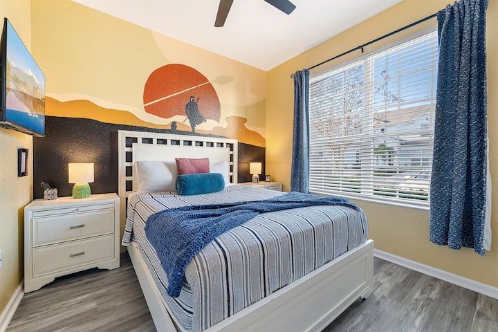 Chumba cha kulala cha Malkia cha ghorofa ya chini na 43" smart TV