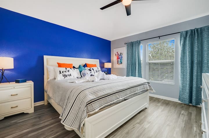 Chumba cha kulala cha Mwalimu na kitanda cha ukubwa wa King na Han na Leia theming