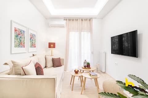 Successful Airbnb property: Quiet, Minimalist Base w/ Balcony near Metro in ΚΟΙΛΗΣ