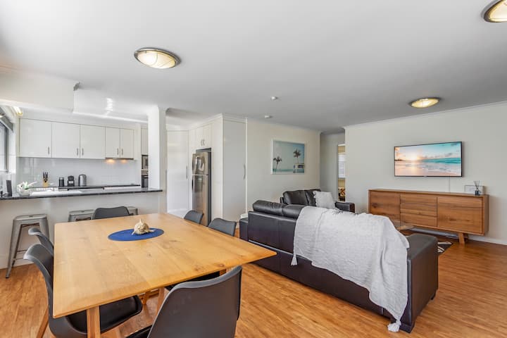 Cosy 2-bedroom Seaside Unit Steps From Beach - Maroochydore