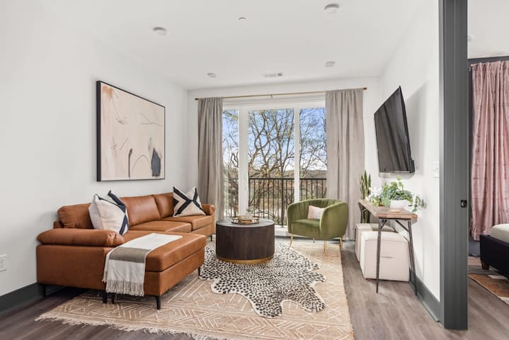 The Sobro Suite – 6 Beds + 6 blocks to Broadway!