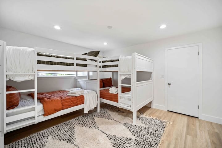 - Стая с двуетажни легла, идеална за групи   - Ваканционно жилище, предназначено за деца или приятели, които да отседнат заедно   - Удобно място за отдих, предлагащо забавно и практично пространство за спане  