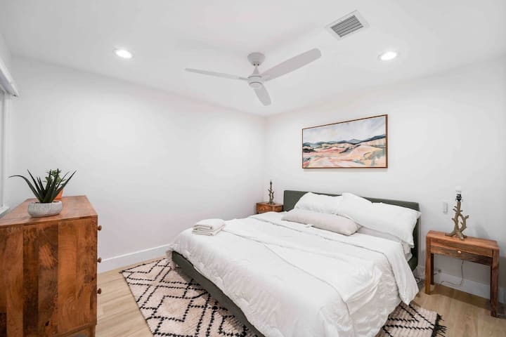 - Стилна спалня с голямо двойно легло и интериор, вдъхновен от пустинята   - Ваканционен дом под наем, предлагащ семпъл комфорт с живописен чар   - Отдихнателно място с топли тонове и естествени материали  