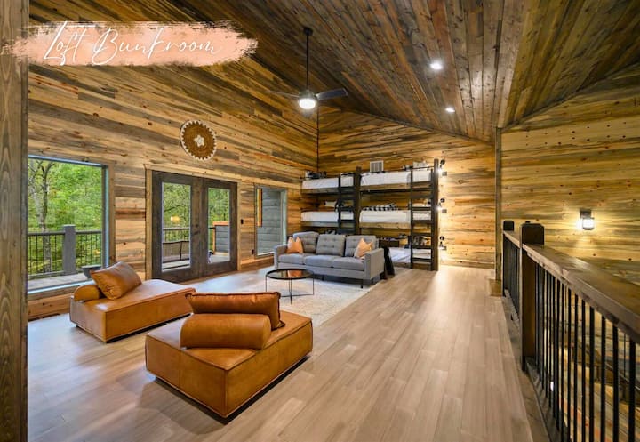 Potkrovlje: udoban kutak s plišanim sjedalima, savršen za uranjanje u knjigu ili uživanje u srcu, s neobičnim krevetima na kat koji šapću pustolovine i tajne pod zvijezdama.