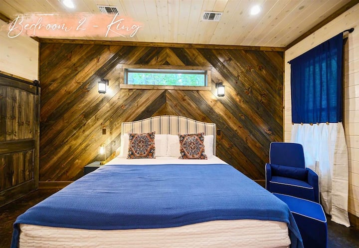 Opustite se u plišanom spokoju ove bračne sobe u kojoj je svaki detalj osmišljen za udobnost, osiguravajući snove veličanstvene kao i drveće vani