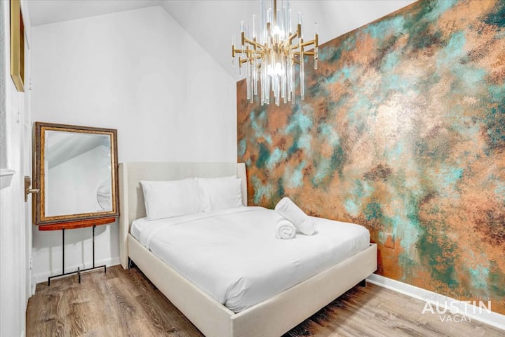 Krevat dopio "queen" në shkallët spirale me shtroja luksoze të personalizuara të hotelit