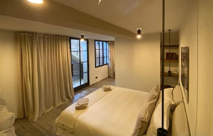 الطابق السفلي : غرفة نوم مع مدخل خارجي (سرير 160 × 200)