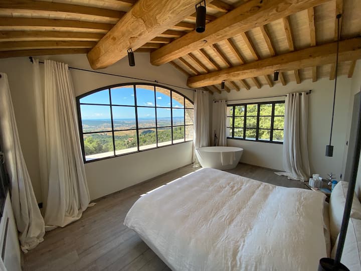 الطابق الأول: غرفة نوم رئيسية مع حمام (سرير 180 × 200)