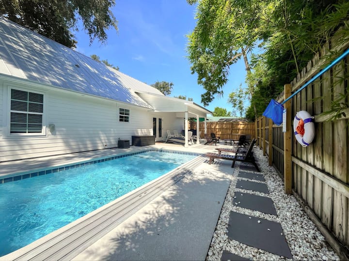 3 Bed/2 Bath Pup-friendly Cottage  With A Pool! - 佐治亞