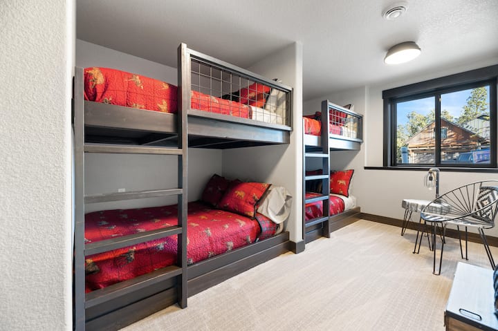 Chumba cha kulala cha ghorofa ya chini chenye vitanda 4 vya watu wawili.