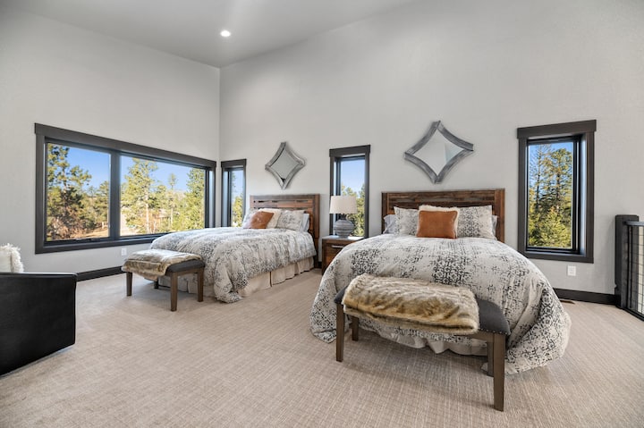 Roshani kwenye ngazi zilizo na vitanda 2 vya kifalme vilivyo wazi hadi jikoni na sebule hapa chini.