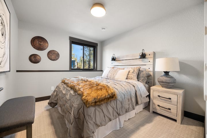 Chumba cha kulala cha ghorofa ya chini kilicho na kitanda cha malkia. 