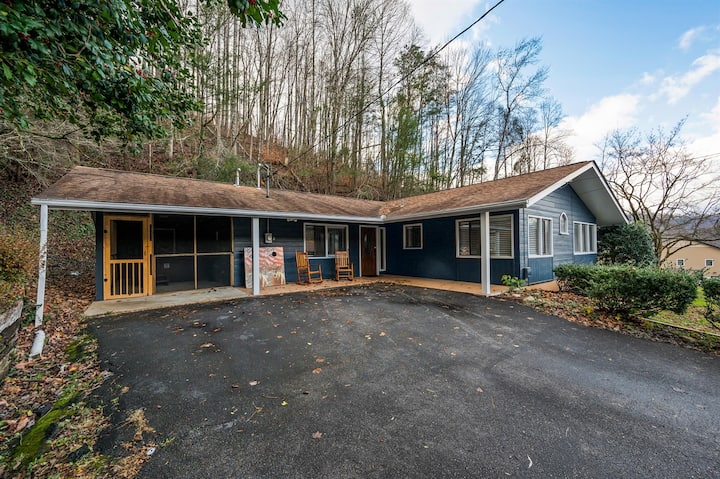 Cozy Blue Cottage- Hot Tub, 5min To Downtwn Gburg - Gatlinburg, TN