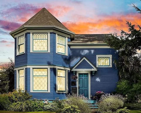 Stunning Victorian 4BR w/Hot Tub 5 Min to Downtown