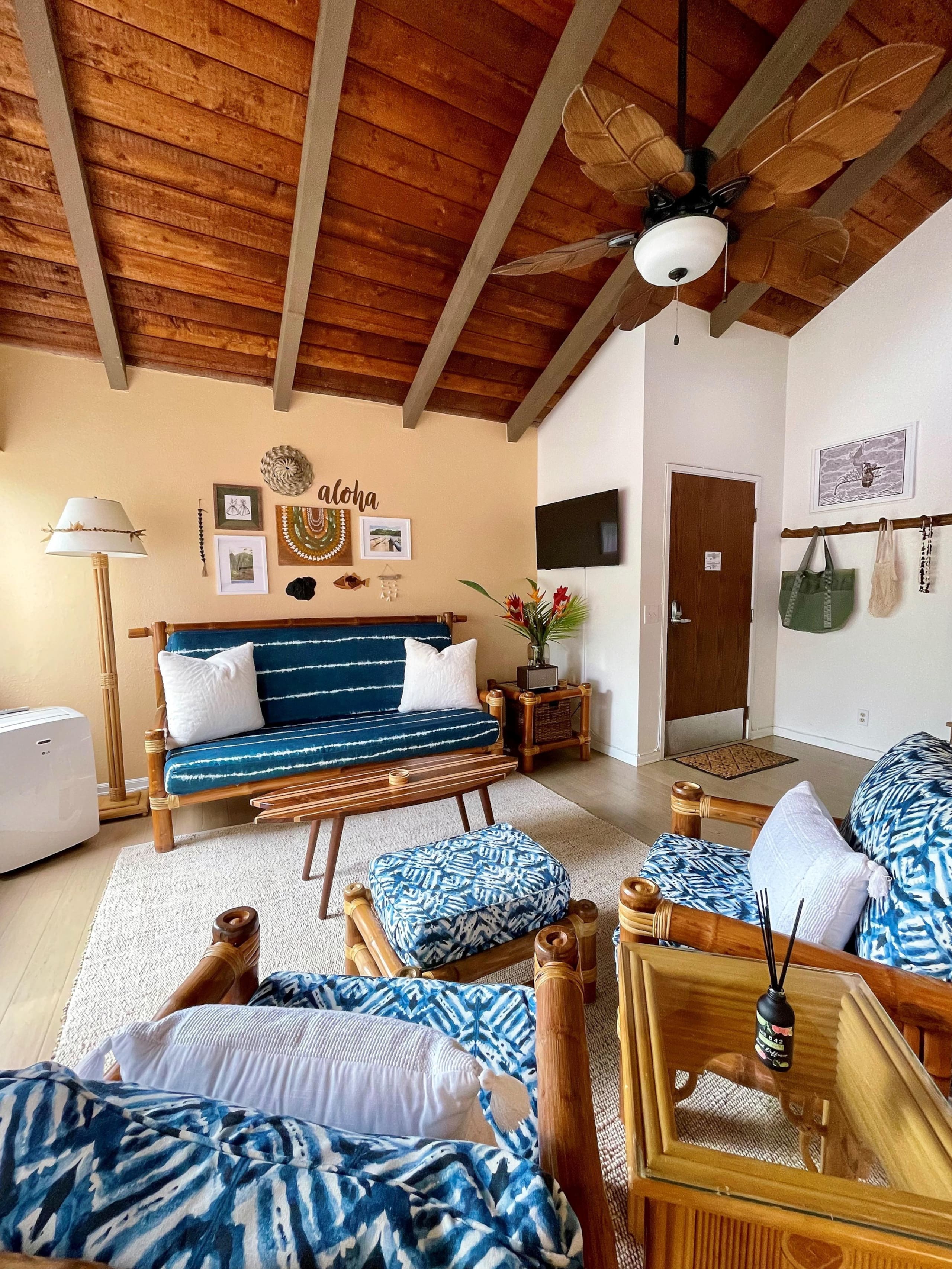 Beautiful Condo with Loft, Spacious Patio and A/C - Photo 4