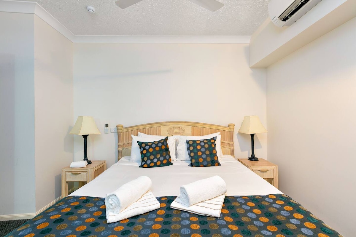 Sov lugnt i det stora sovrummet i kingsize-storlek. Här finns en takfläkt, luftkonditionering och gott om garderobsutrymme för dina tillhörigheter.
