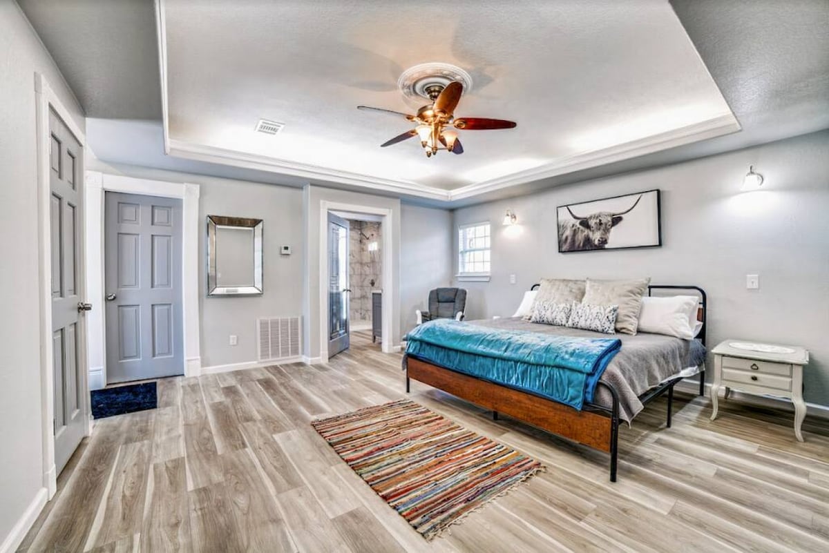 Dormitorio 2 con cama tamaño king y baño privado