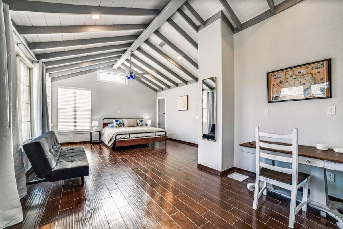 Dormitorio 1 con cama tamaño king, futón, (cama de día de tamaño completo no aparece en la foto)